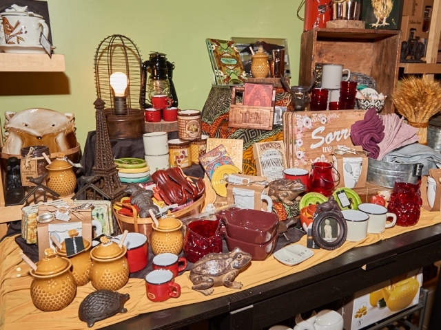 Luna Eclectic Emporium, Confederation Court Mall